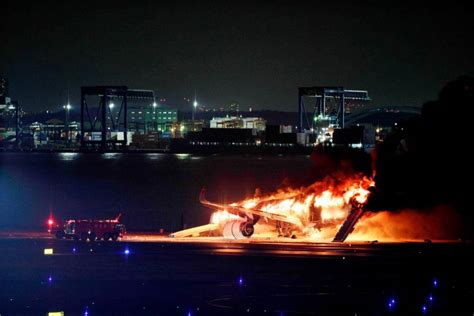 Avión se incendia en pista del aeropuerto Haneda en Japón